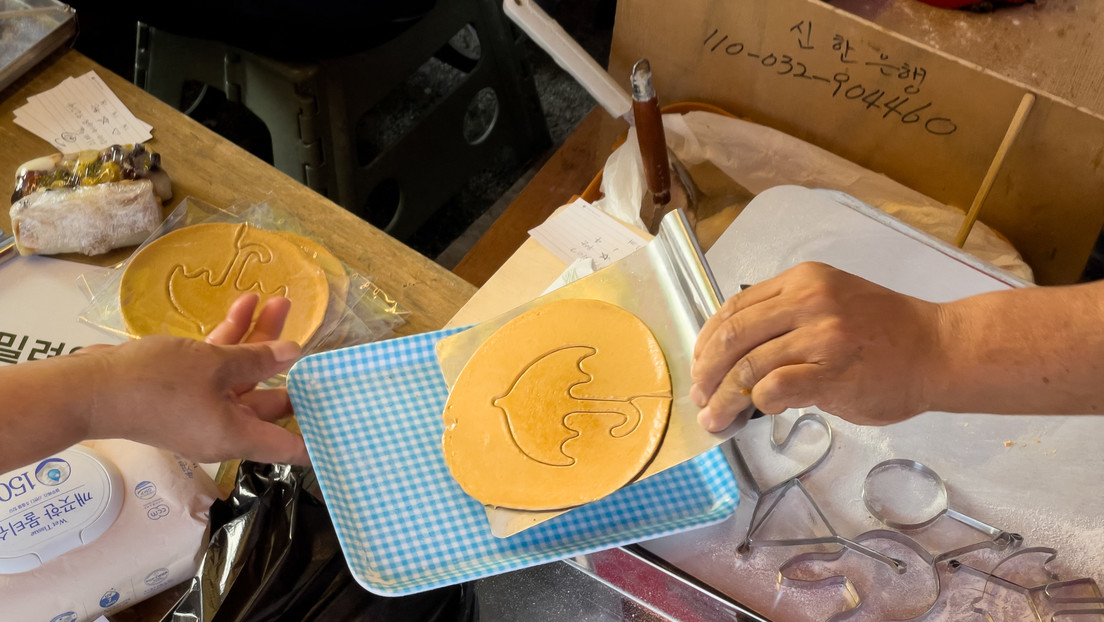 Filas de seis horas: las ventas de un puesto de galletas se disparan tras el éxito de la serie 'El juego del calamar'