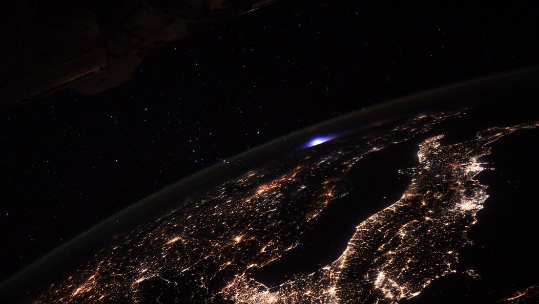 "Un acontecimiento muy raro": Astronauta muestra cómo se ve un trueno con "un evento luminoso transitorio" desde el espacio