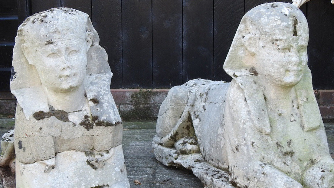 Una familia británica descubre que las dos esculturas de su jardín son esfinges del Antiguo Egipto
