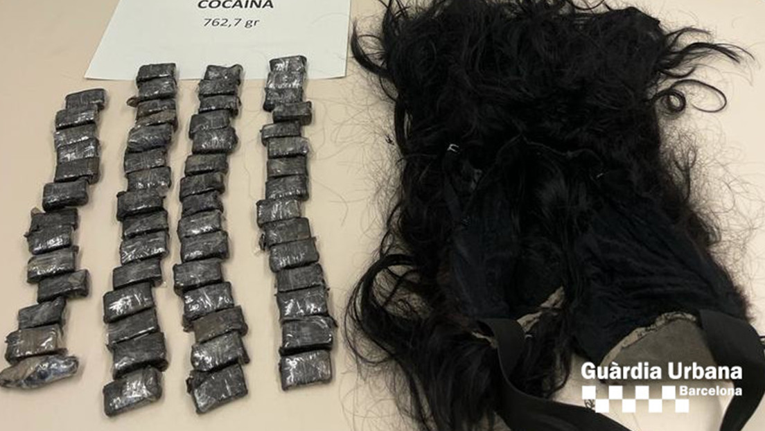 Arrestan en Barcelona a una mujer que ocultaba 58 bolsitas de cocaína debajo de su "voluminosa peluca" (FOTOS)