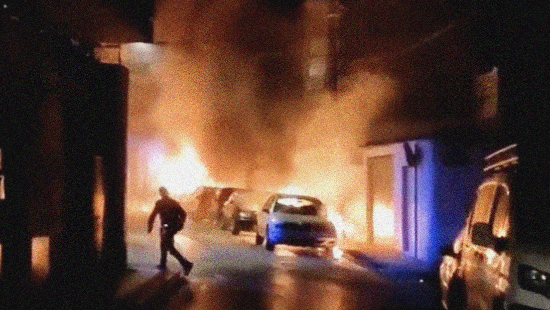 Un hombre incendia su casa con familiares dentro, quema siete vehículos y luego dispara a la Policía en España (VIDEO)