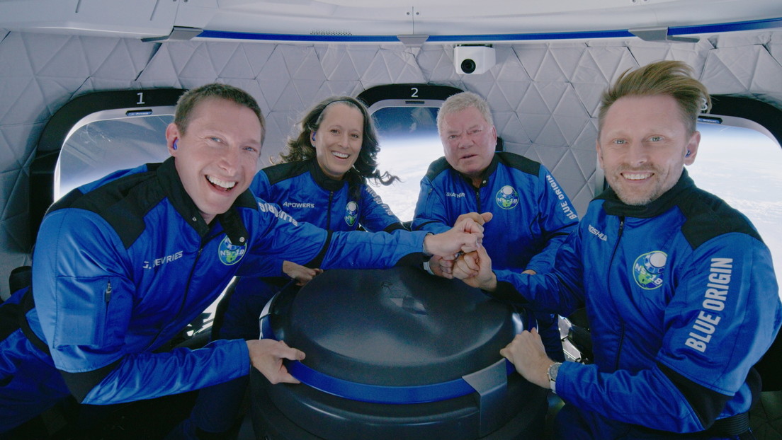 VIDEO: El capitán Kirk de 'Star Trek', de 90 años, flota dentro de la cápsula de Blue Origin en gravedad cero