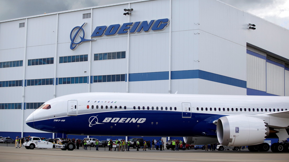 Acusan a expiloto jefe de pruebas de Boeing de ocultar información sobre los cambios en el 737 MAX que provocaron las tragedias