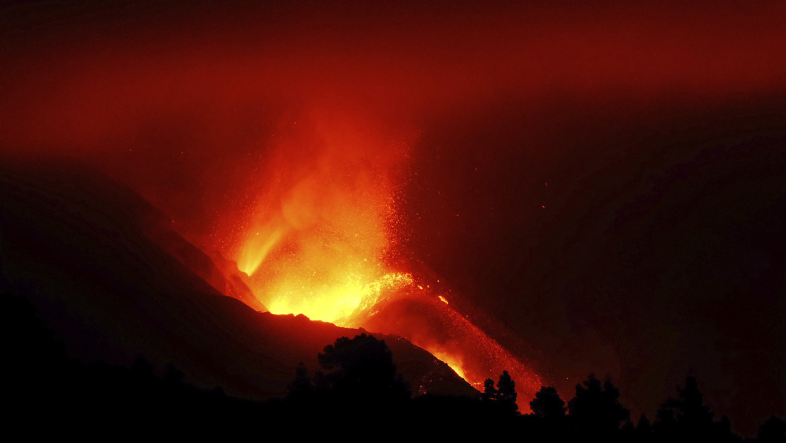 Filman por primera vez la lava del volcán de La Palma en el fondo del mar después del desbordamiento del cono principal