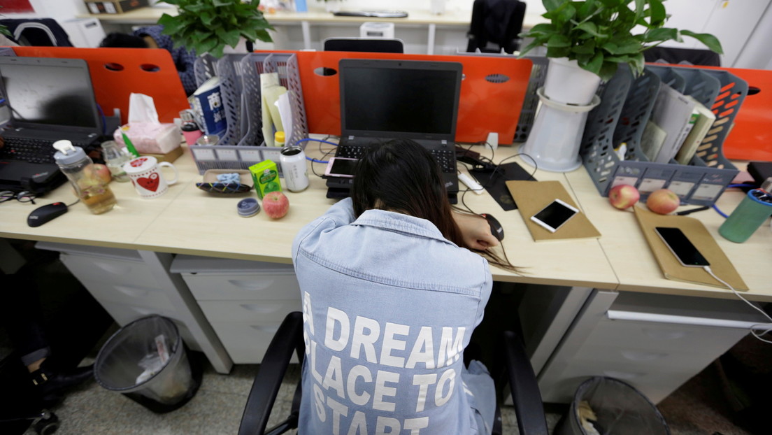 Trabajadores chinos registran en Internet sus horarios laborales y hacen campaña contra la cultura empresarial del '996'