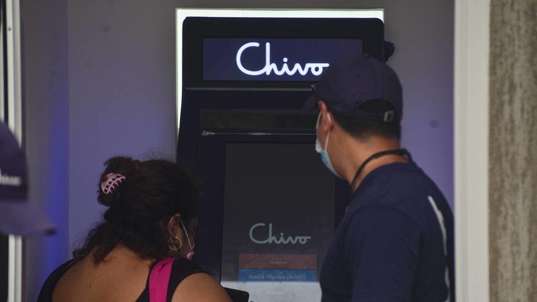 Un 'sí' al bitcóin: salvadoreños cambian cada vez más sus ahorros en dólares por la criptomoneda