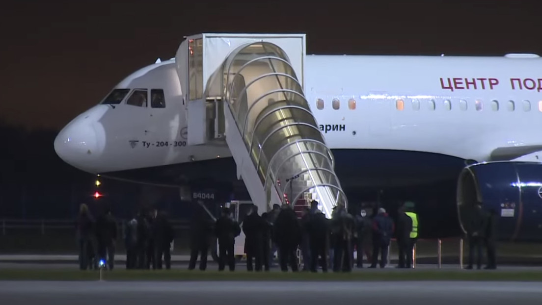 VIDEO: El equipo ruso de la primera película en el espacio llega a Moscú tras su aterrizaje