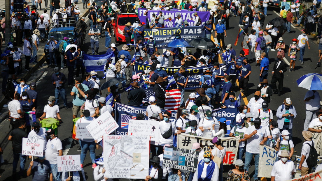 Miles de salvadoreños protestan contra Bukele, mientras se acerca a la mitad de su mandato (FOTOS, VIDEOS)