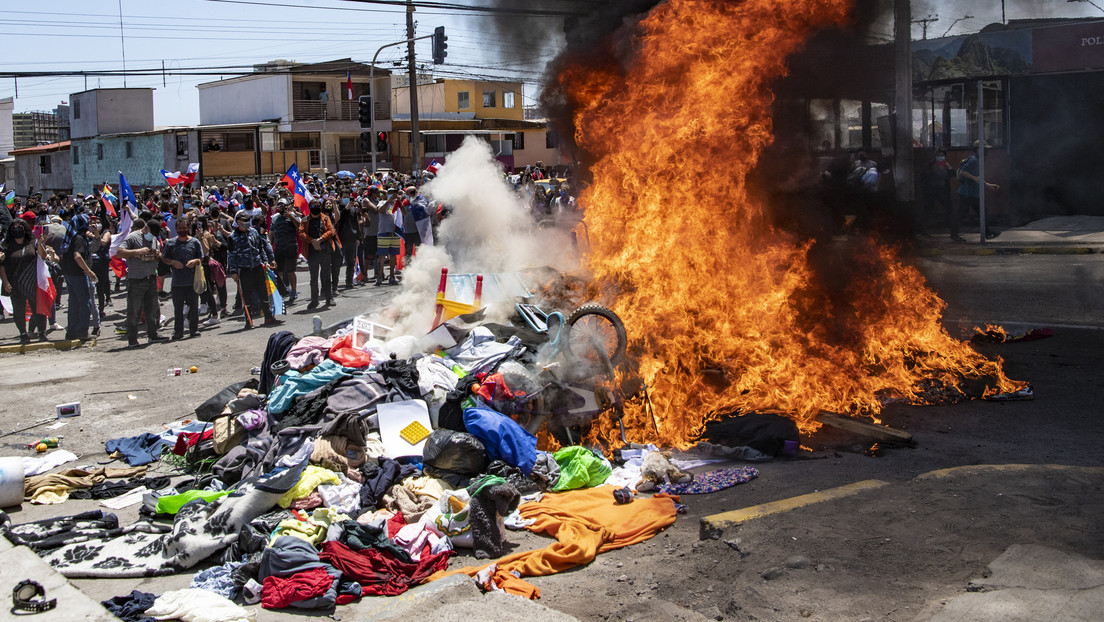 Al menos cuatro personas serán imputadas en Chile por la quema de las carpas de migrantes venezolanos durante una marcha xenófoba