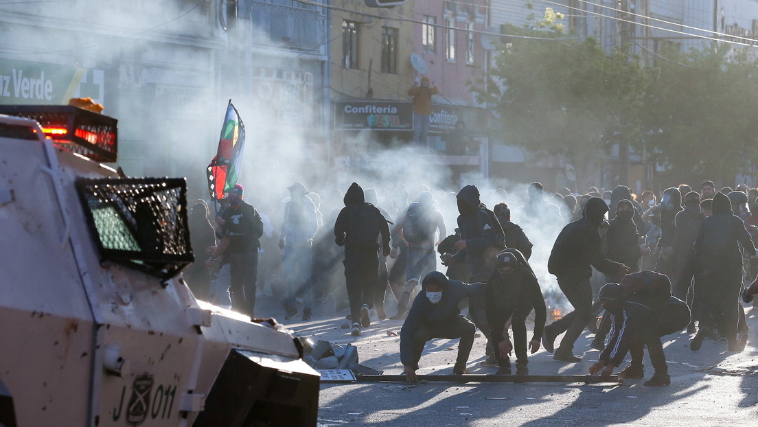 Disturbios y saqueos durante las masivas manifestaciones en Chile al cumplirse 2 años del estallido social (VIDEOS)
