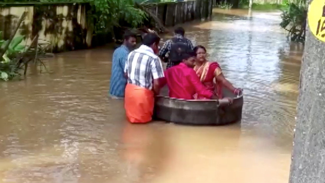 VIDEO: Una pareja llega a su boda en una gran olla, en medio de las masivas inundaciones que azotan la India
