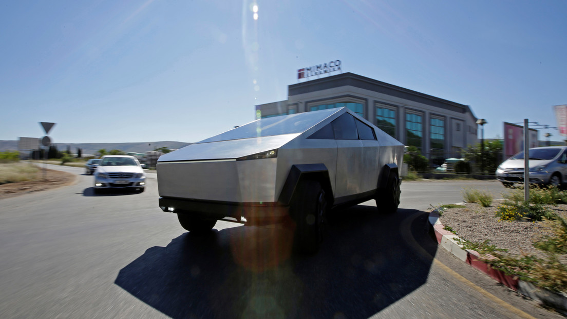 VIDEO: Captan un nuevo prototipo de la Cybertruck de Tesla, con espejos laterales y posible dirección en las ruedas traseras