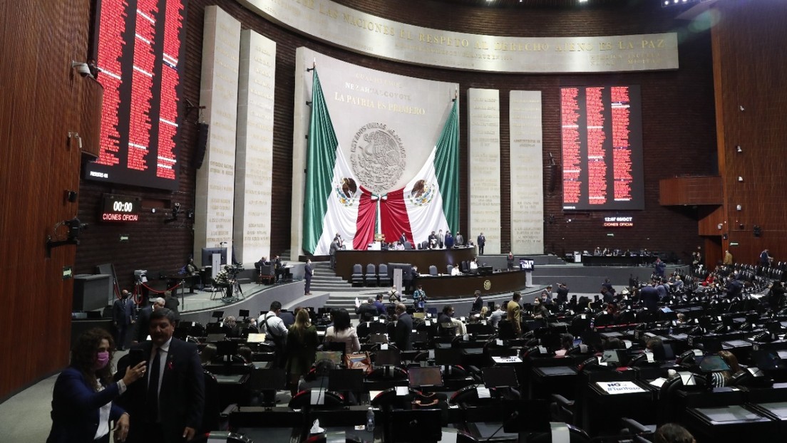 Entre empujones, gritos e insultos, la Cámara de Diputados de México aprueba la Miscelánea Fiscal (VIDEOS)