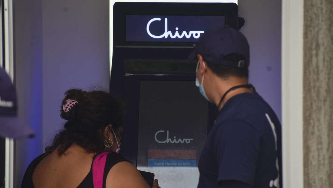 Millonarios por un día, llamadas fraudulentas y 'scalping': la ola de fallos en la billetera de bitcóin Chivo en El Salvador