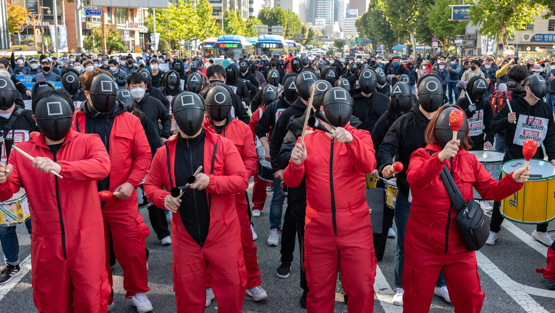 VIDEO: Trabajadores protestan vestidos con trajes de 'El juego del calamar' durante una huelga general en Corea del Sur