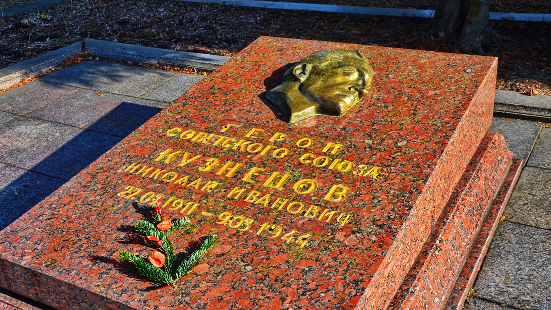 Alcalde de una ciudad ucraniana se niega a transferir los restos de un héroe de la URSS a sus familiares rusos, pese a una decisión judicial
