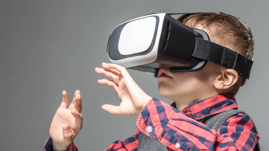 Воспитание реальностью. Очки виртуальной реальности. Детский шлем виртуальной реальности. Очки виртуальной реальности для детей. Ребенок в шлеме виртуальной реальности.