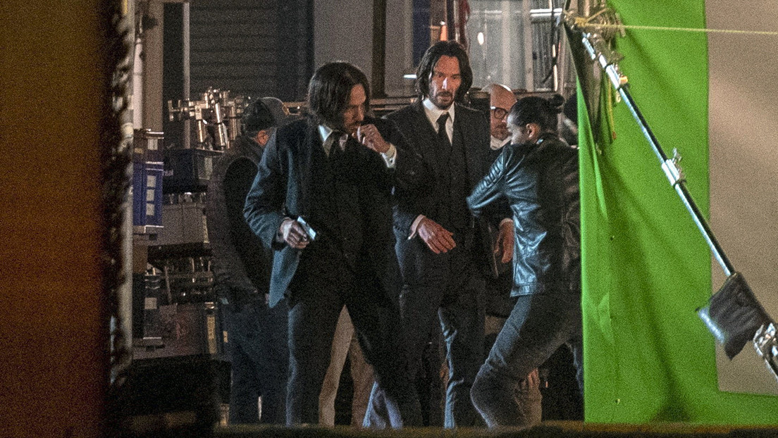 VIDEO: Keanu Reeves ayuda a cargar el equipo de filmación al final de una jornada de rodaje de 'John Wick 4'