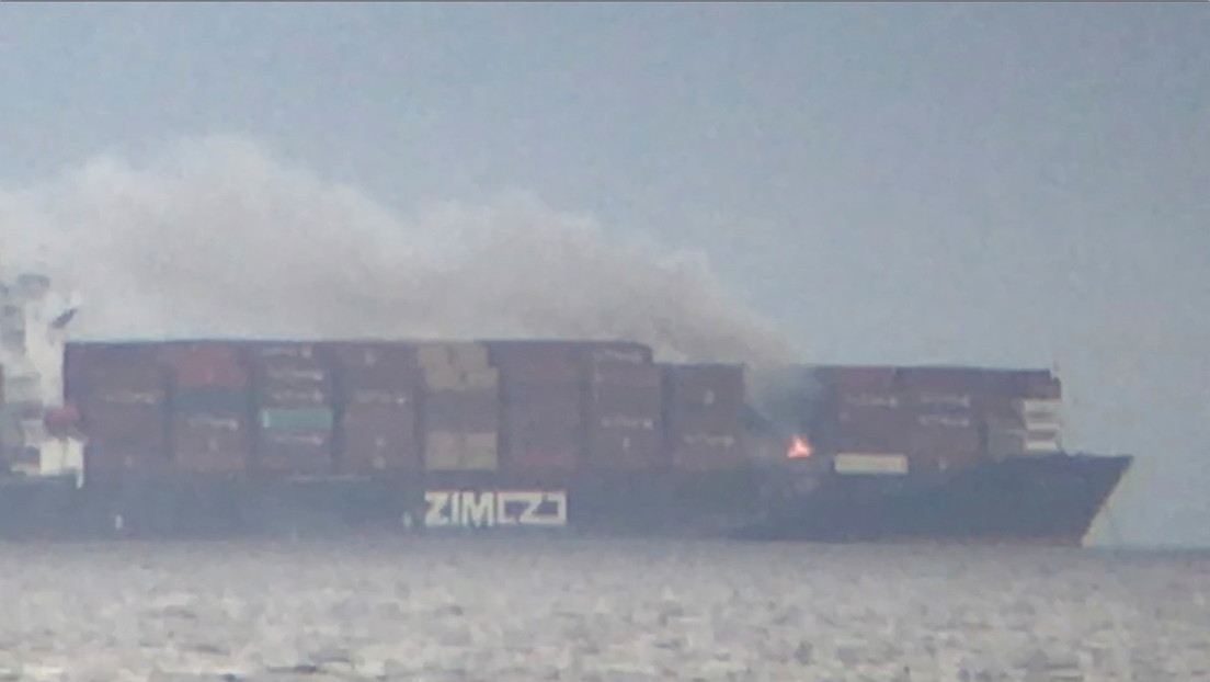 VIDEO: Contenedores con materiales peligrosos se incendian a bordo de un carguero cerca de las costas de Canadá y emiten humos tóxicos