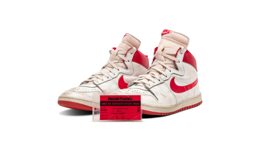 Subastan por un precio récord las primeras zapatillas Nike Air Ship usadas por Michael Jordan en la NBA