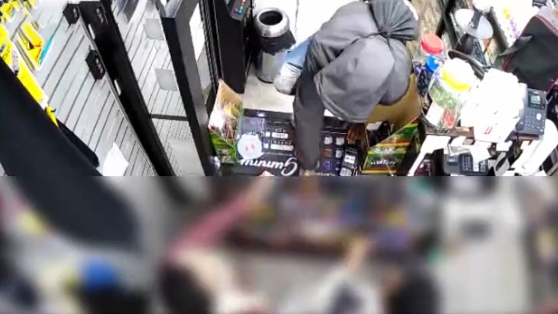 VIDEO: Atracador intenta robar una tienda de tabaco y es reducido a puñetazos por los empleados