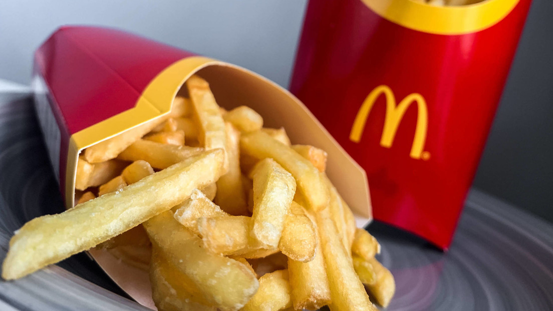 Un 'tiktoker' muestra cómo sirven las papas fritas en McDonald's a los clientes "groseros" (VIDEO)