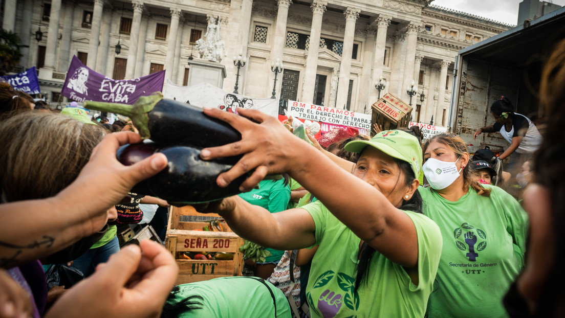 "Vivimos en condiciones indignas": Los campesinos hacen un 'verdurazo' frente al Congreso argentino para exigir la titularidad de sus tierras