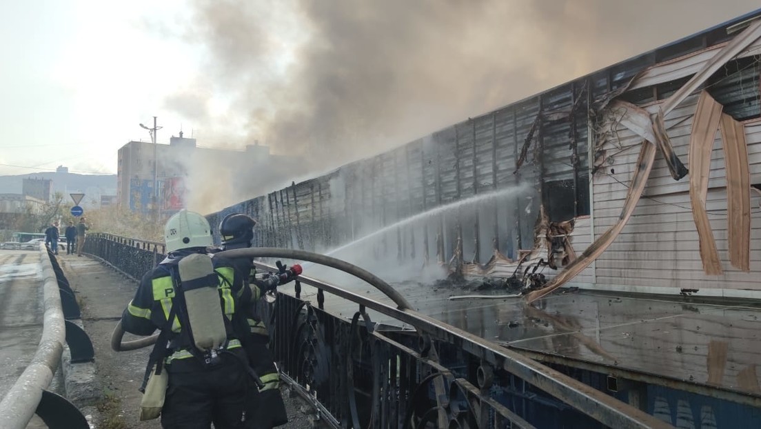 Un gran incendio en un mercado de Vladivostok obliga a evacuar a 70 personas