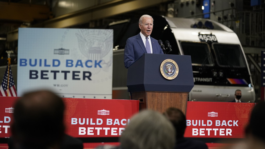 Biden tose en su palma y continúa saludando con un apretón de manos al público (VIDEO)