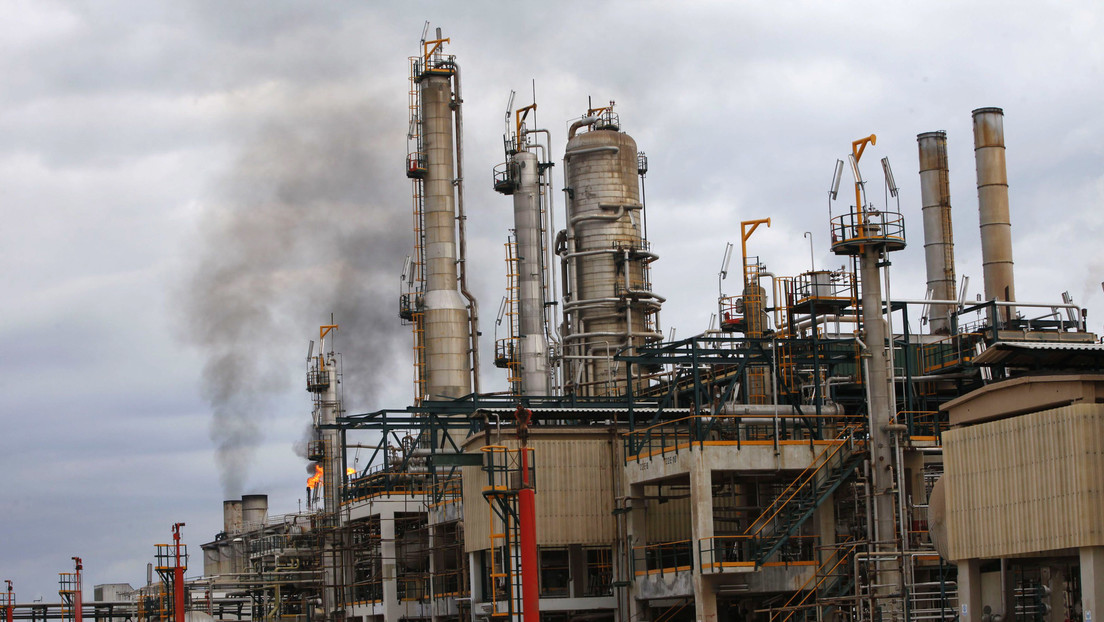 Una importante refinería resulta severamente dañada por enfrentamientos entre grupos armados en Libia