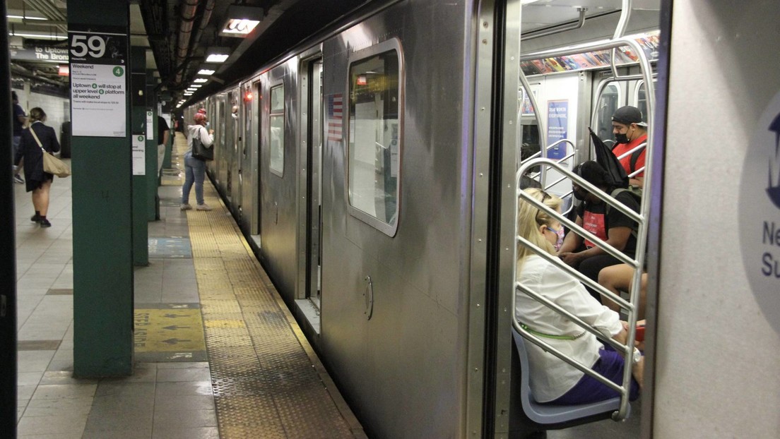 VIDEO: Un hombre golpea en la cara a una mujer en el metro de Nueva York, después de que ella le dijo que se tome un "calmante"