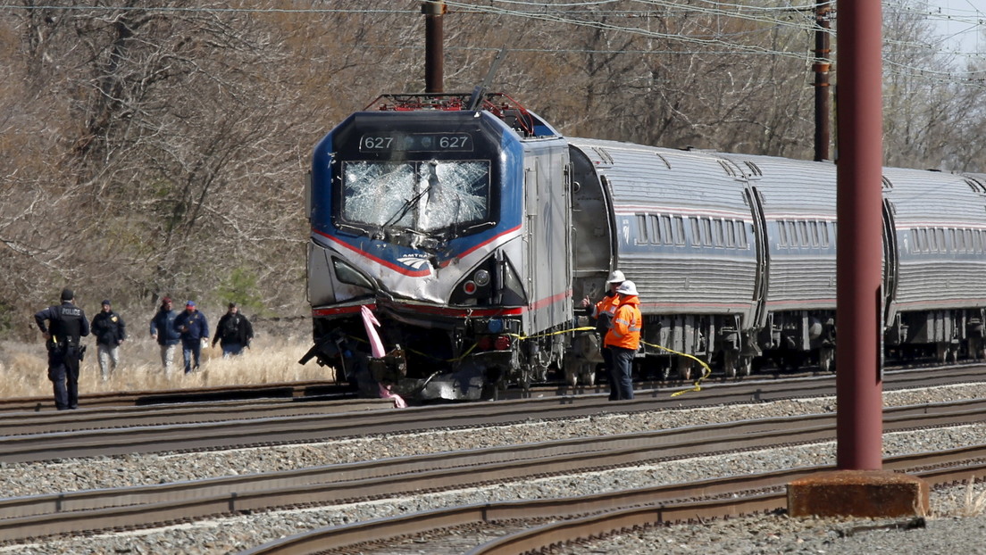 Tres muertos y un herido al chocar un tren de pasajeros contra un vehículo en EE.UU.