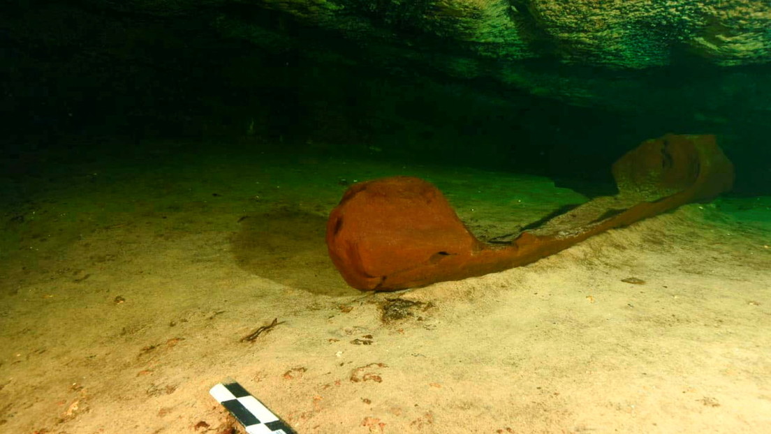 Arqueólogos hallan una canoa maya de hace mil años en península de Yucatán