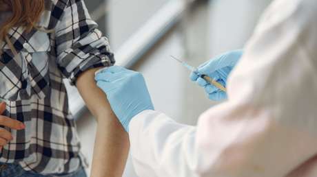 Un estudio sugiere que es seguro y eficaz administrar simultáneamente las vacunas contra la gripe y el covid-19