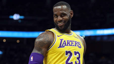 VIDEO: Una niña imita a LeBron James (y la estrella de Los Angeles Lakers le da el visto bueno)