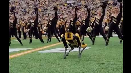 VIDEO: Un robot de Boston Dynamics baila con las animadoras durante el espectáculo de medio tiempo de un partido de fútbol americano