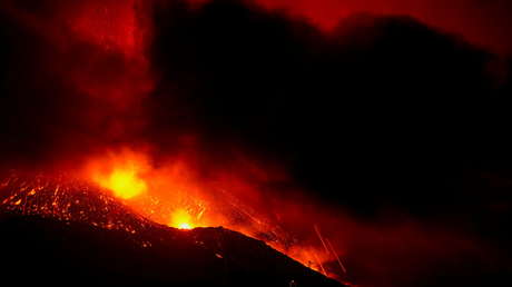 La erupción de Cumbre Vieja continúa tras más de dos semanas y los expertos predicen que el final "no está cercano" (VIDEO) 