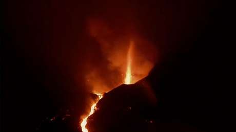 VIDEO: Nuevos ríos de lava fluyen tras el derrumbe del flanco norte del volcán Cumbre Vieja, en La Palma