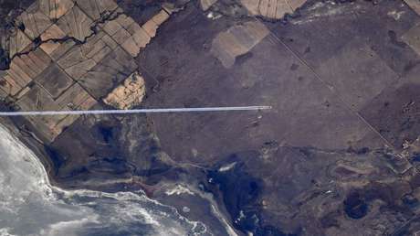 "Me hizo reírme a carcajadas": una astronauta logra captar en una fotografía desde la EEI a un avión volando