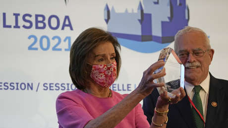 Nancy Pelosi recibe el premio de la OTAN Mujeres por la Paz y bromea sobre gobernar el mundo