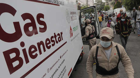 Manifestante abre una manguera de gas contra policías durante protesta por regulación del sector en México