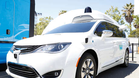 Decenas de taxis autónomos de la empresa Waymo copan día y noche una calle residencial en San Francisco