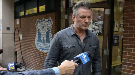 Un disparo accidental durante la filmación de una película de Alec Baldwin mata a una persona y hiere a otra
