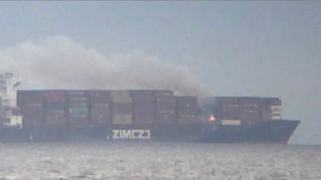 VIDEO: Contenedores con materiales peligrosos se incendian a bordo de un carguero cerca de las costas de Canadá y emiten humos tóxicos