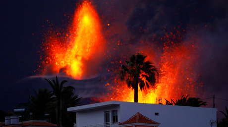 Un nuevo derrumbe parcial del cono principal del volcán de La Palma abre una gran fuente de lava