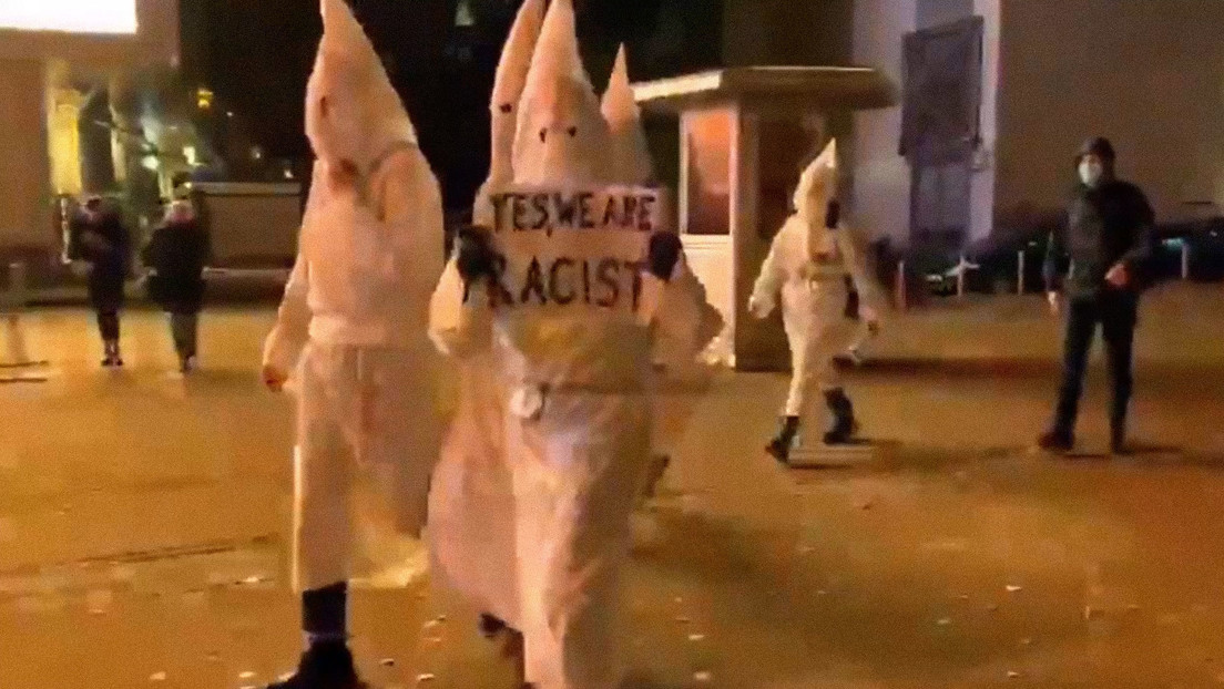 Graban a un grupo con trajes del Ku Klux Klan y pancartas "sí somos racistas" en la capital de Ucrania en Halloween