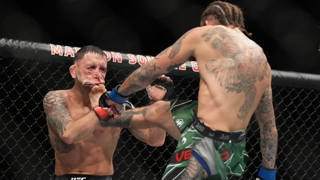 "Una de las más brutales": captan la cara de un peleador de la UFC al momento del impacto de la patada que lo noqueó (VIDEOS)