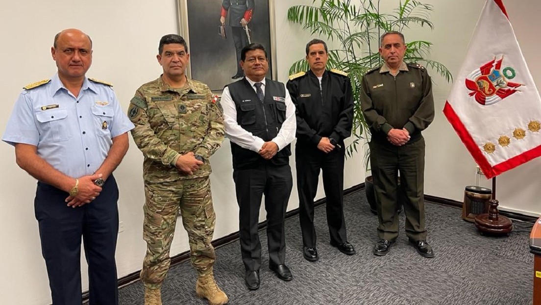 El ministro de Defensa de Perú pone su cargo "a disposición" en medio del escándalo sobre los ascensos en las FF.AA.