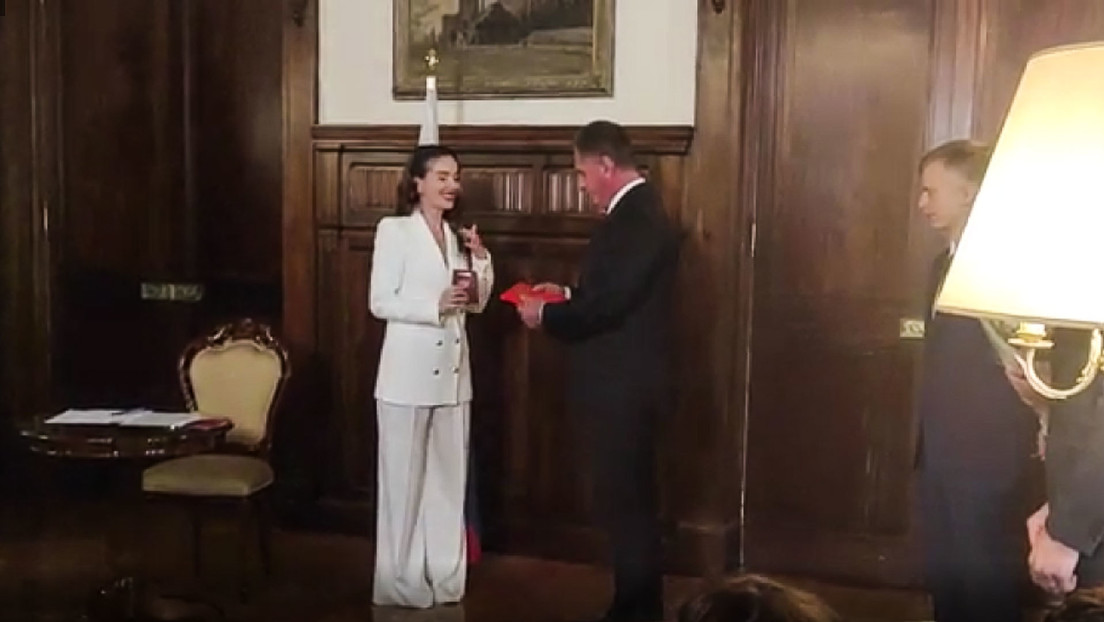 Natalia Oreiro recibe el pasaporte ruso en la Embajada de Rusia en Buenos Aires (VIDEO)
