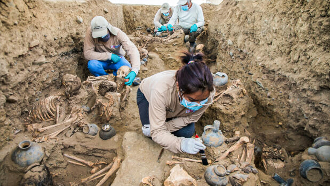 Descubren un "inusual" entierro con restos óseos de 25 individuos en un complejo arqueológico de Perú